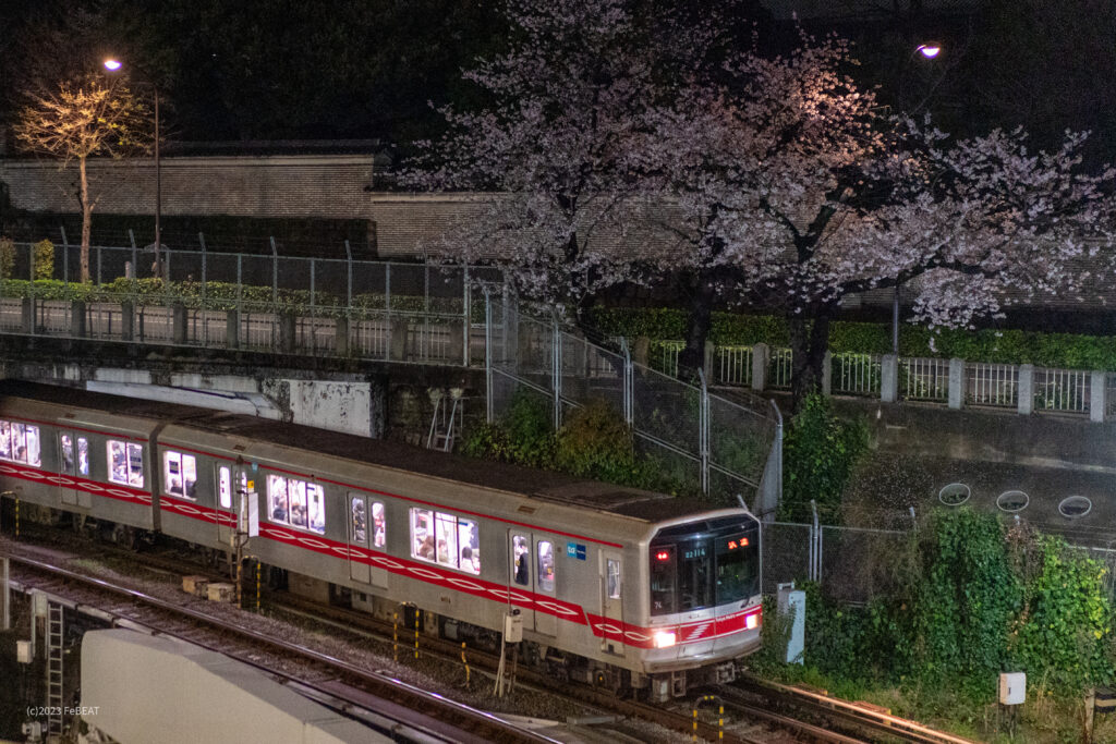 東京メトロ丸ノ内線を御茶ノ水から淡路町へと走る02系