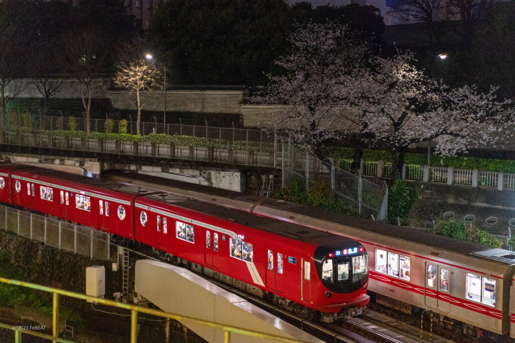 東京メトロ丸ノ内線を淡路町から御茶ノ水へと走る2000系