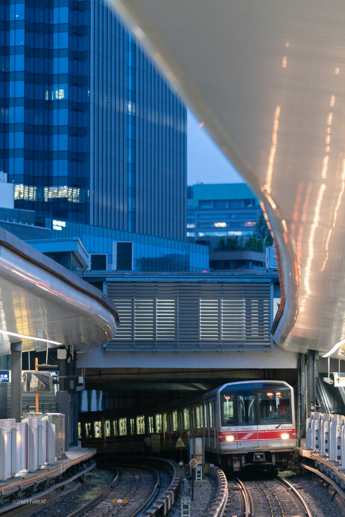 東京メトロ丸ノ内線の四ツ谷駅に停車する02系