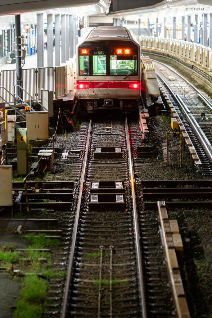 雨上がりの夜に東京メトロ丸ノ内線の四ツ谷駅に停車する02系