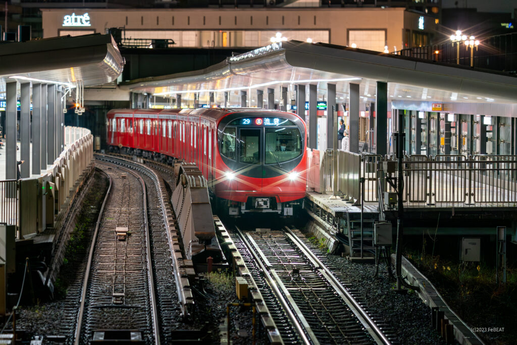 雨上がりの夜に東京メトロ丸ノ内線の四ツ谷駅に停車する2000系