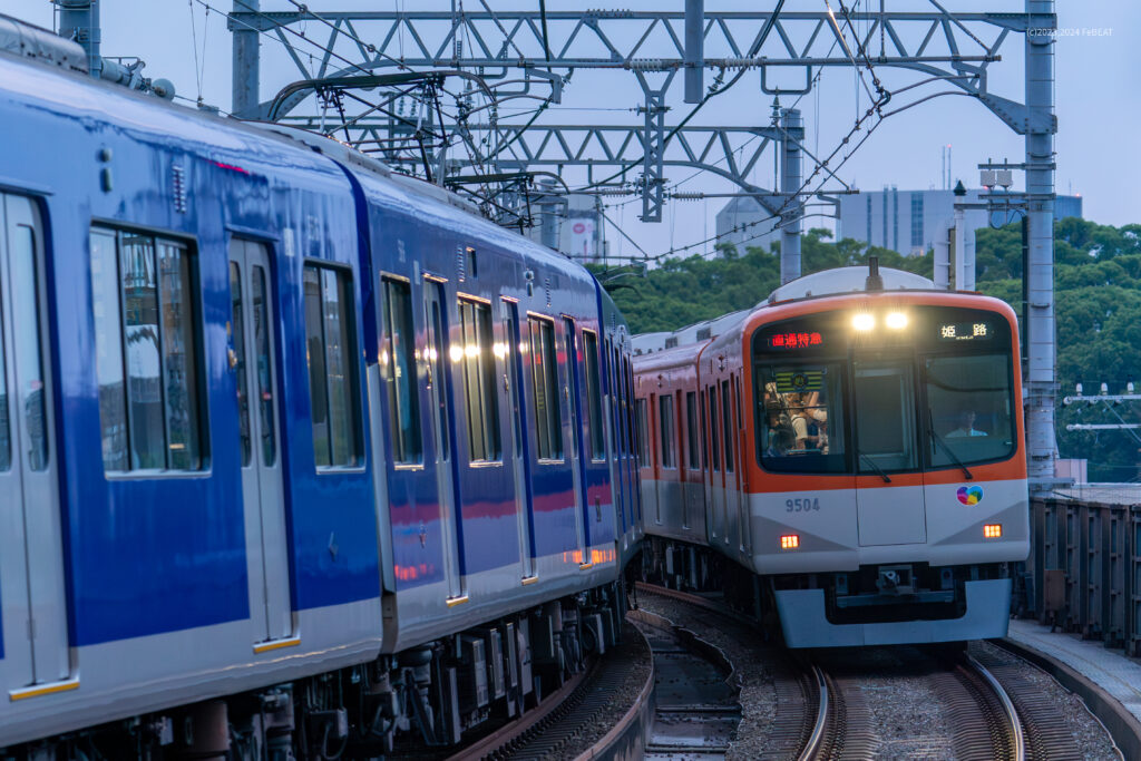 阪神本線を西宮から香櫨園へと走る9300系と離合する5500系