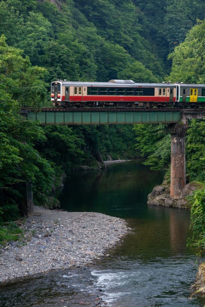 只見線を入広瀬から大白川へと走るキハE120形