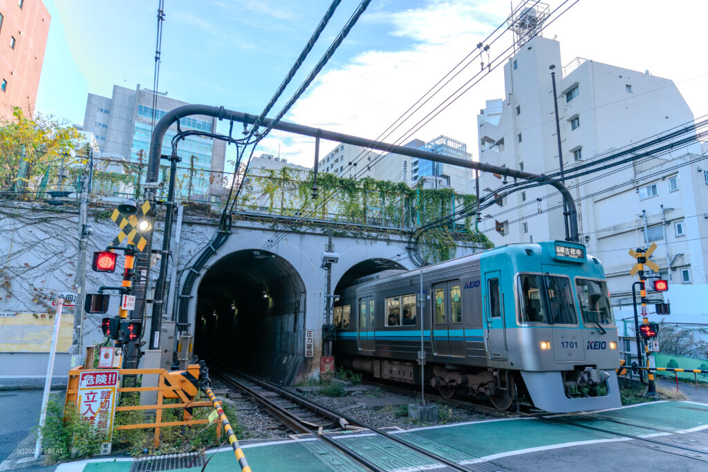 渋谷トンネルを抜け京王井の頭線を渋谷から神泉へと走る1000系ブルーグリーン色編成