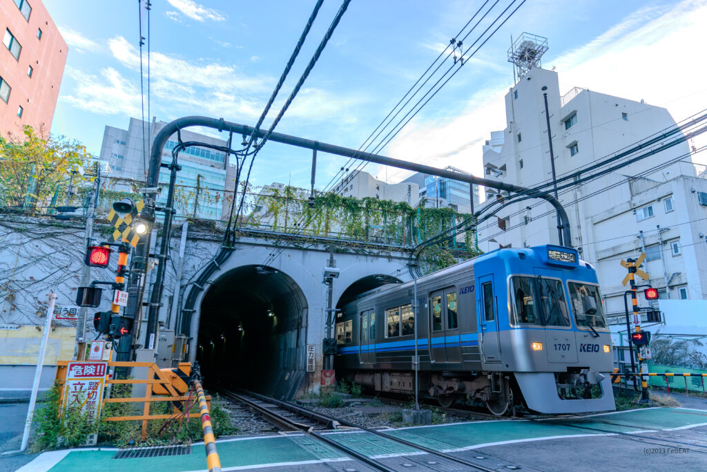 渋谷トンネルを抜け京王井の頭線を渋谷から神泉へと走る1000系ライトブルー色編成