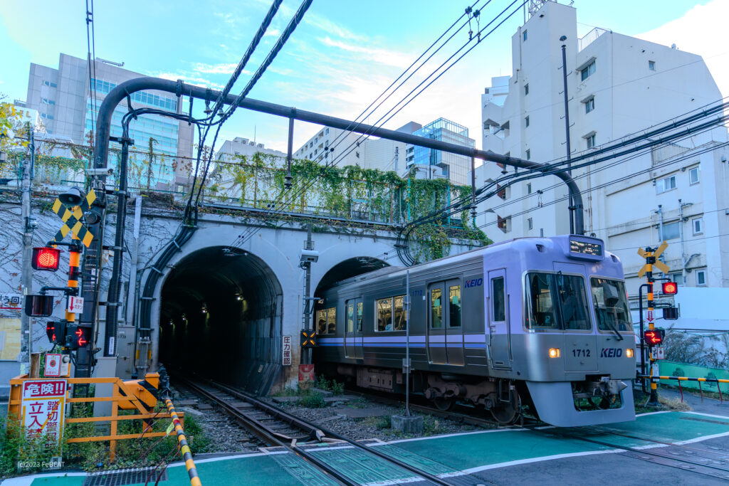 渋谷トンネルを抜け京王井の頭線を渋谷から神泉へと走る1000系バイオレット色編成