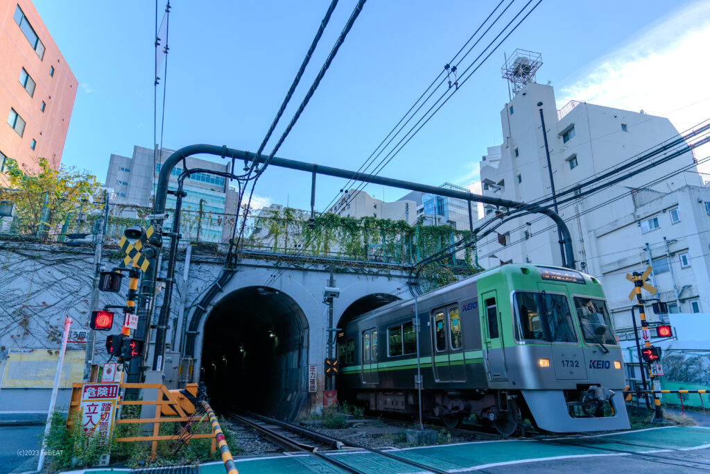 渋谷トンネルを抜け京王井の頭線を渋谷から神泉へと走る1000系ライトグリーン色編成