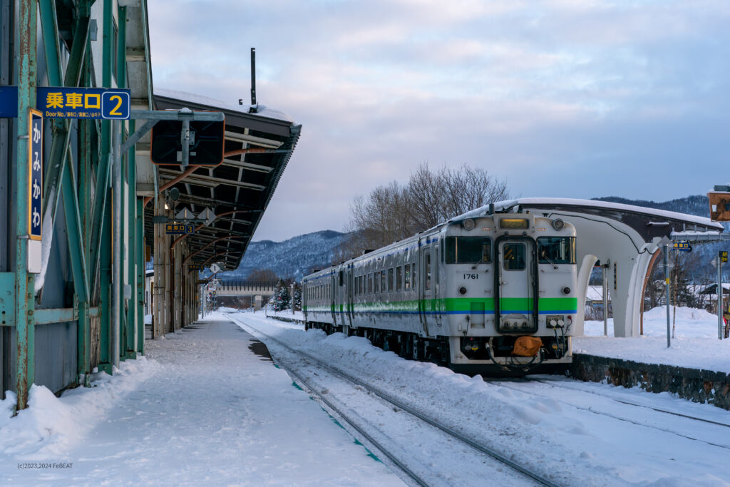 石北本線の上川駅に停車するキハ40系