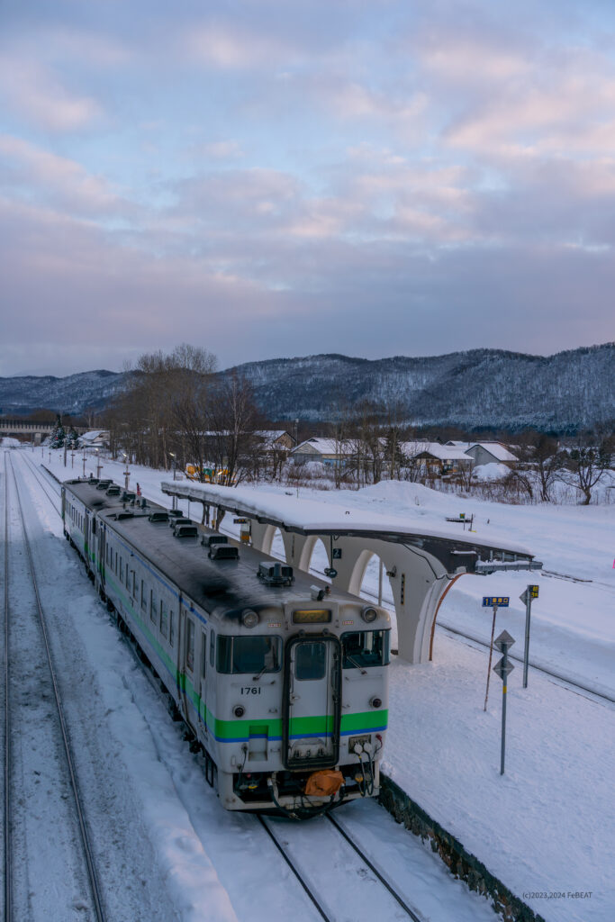 石北本線の上川駅に停車するキハ40系