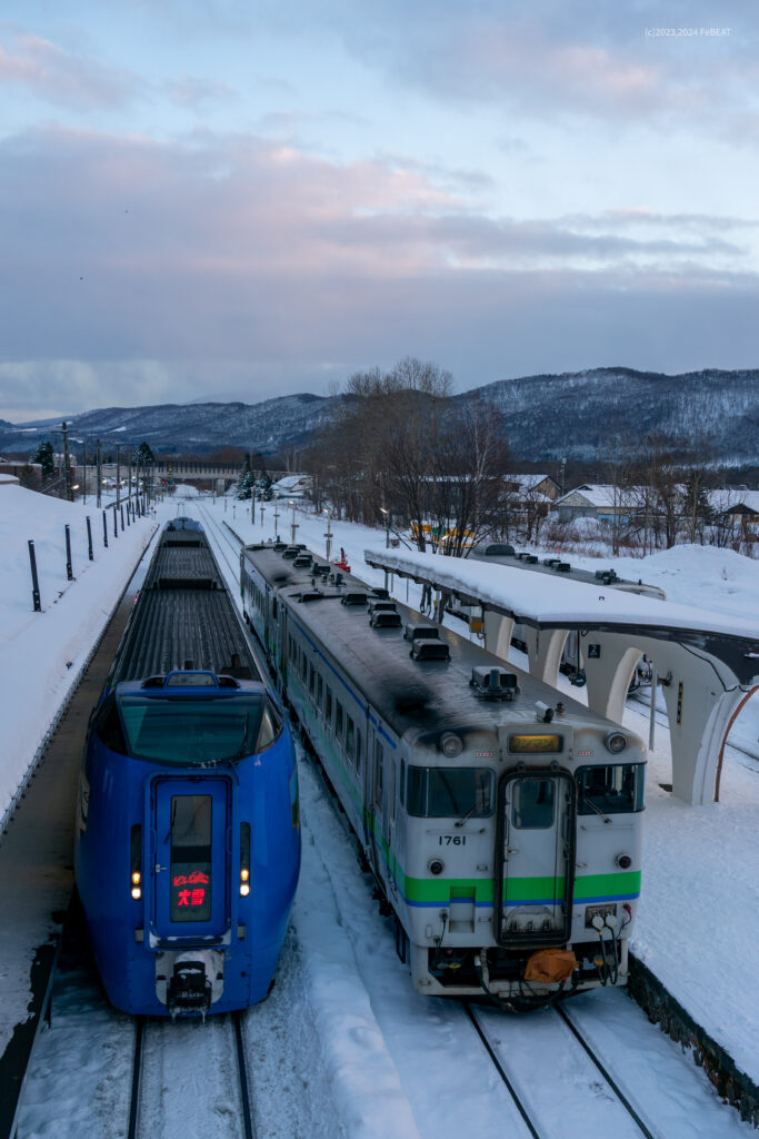 石北本線の上川駅に停車するキハ40系とキハ283系「大雪」