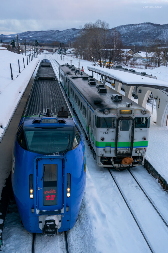 石北本線の上川駅に停車するキハ40系と駅を発車したキハ283系「大雪」