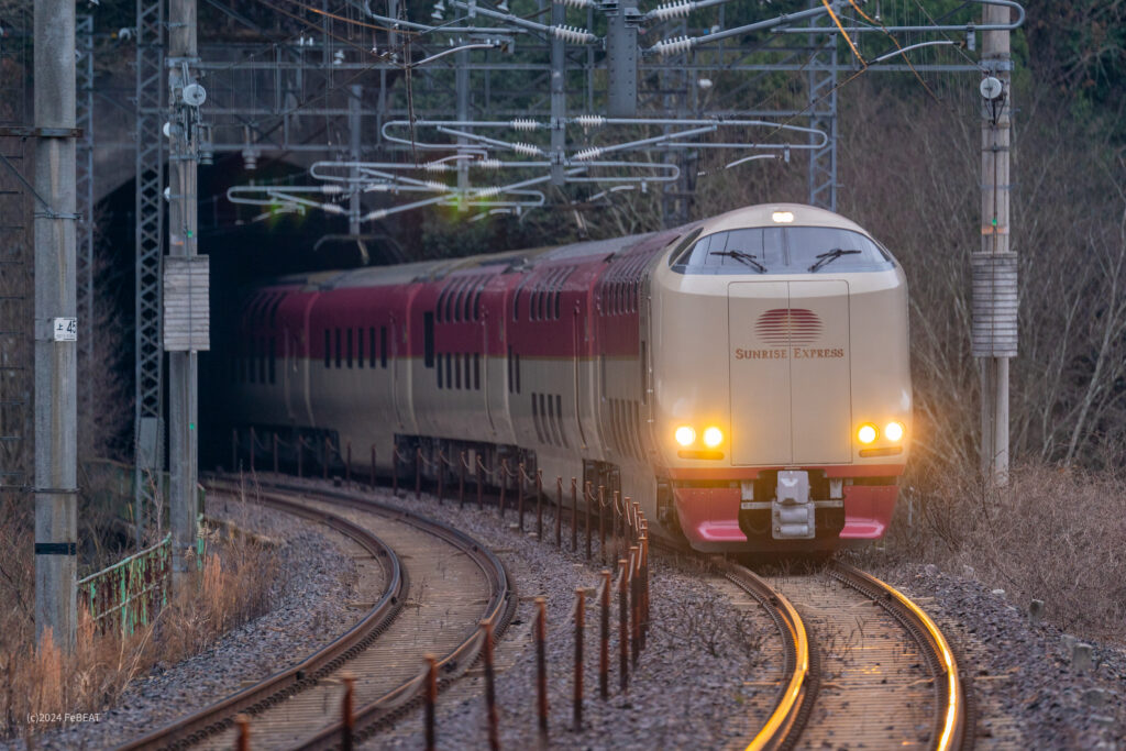 トンネルとカーブを抜けて伯備線の日羽駅へと進入する285系サンライズ出雲