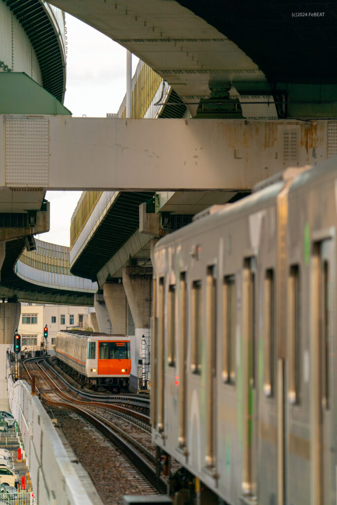 大阪メトロ中央線の朝潮橋〜弁天町で離合する30000A系と近鉄7000系