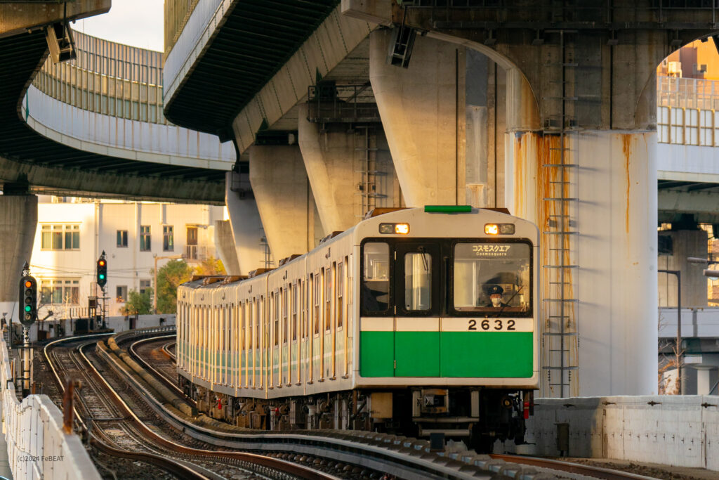 大阪メトロ中央線を弁天町から朝潮橋へと走る20系