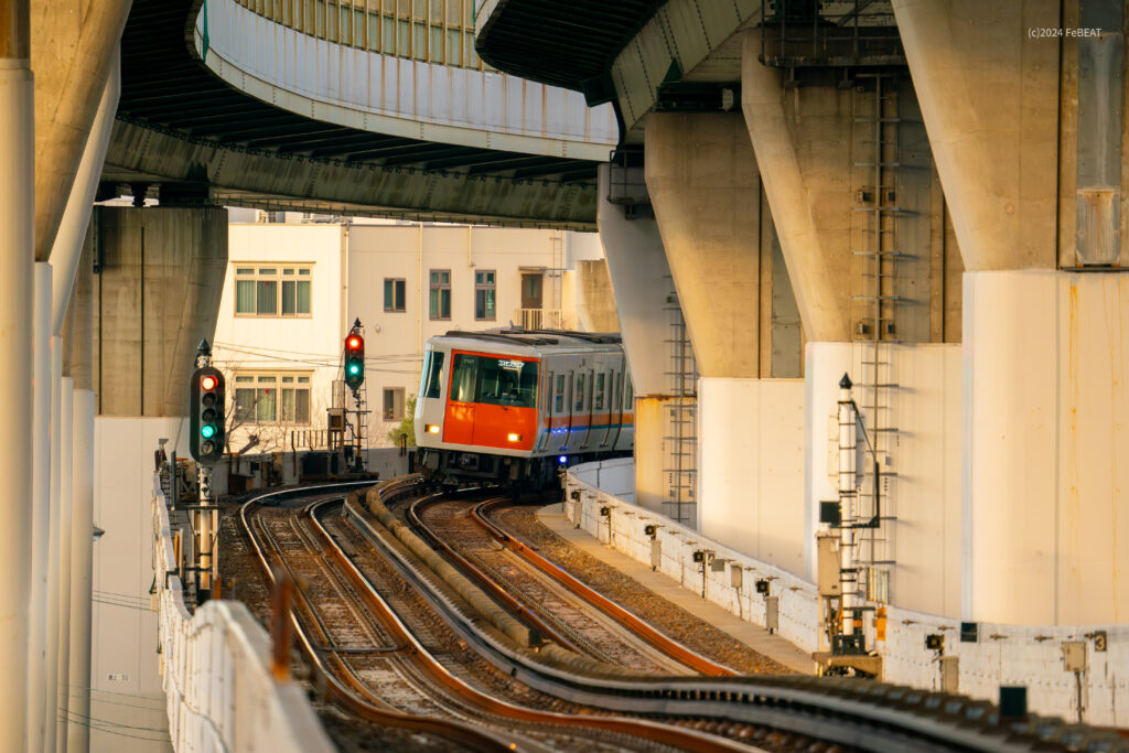 大阪メトロ中央線を弁天町から朝潮橋へと走る近鉄7000系