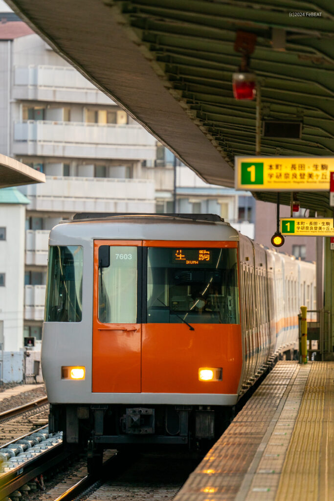 大阪メトロ朝潮橋駅に停車する近鉄7000系
