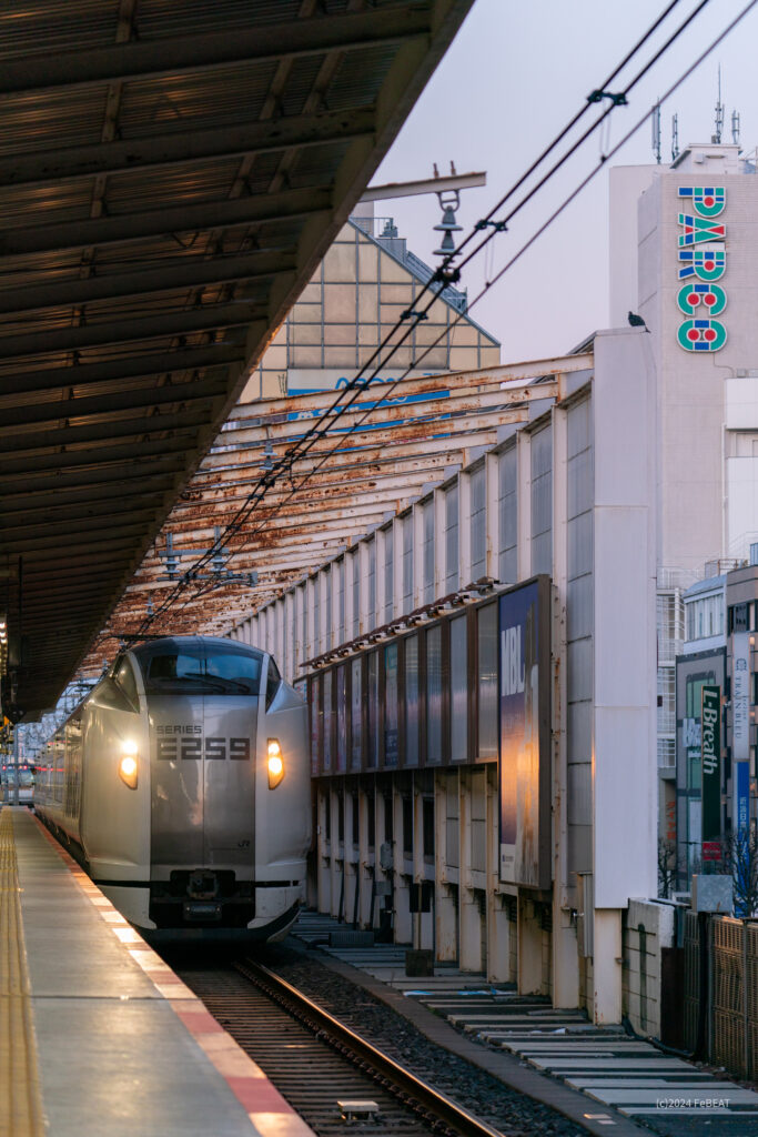 中央線の吉祥寺駅に停車するE259系「成田エクスプレス」