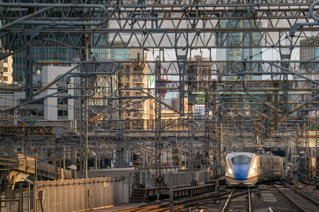 東北新幹線の東京駅に入線するE7系