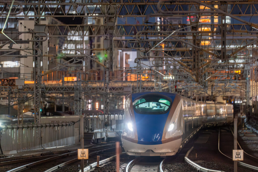 東北新幹線の東京駅に入線するE7系