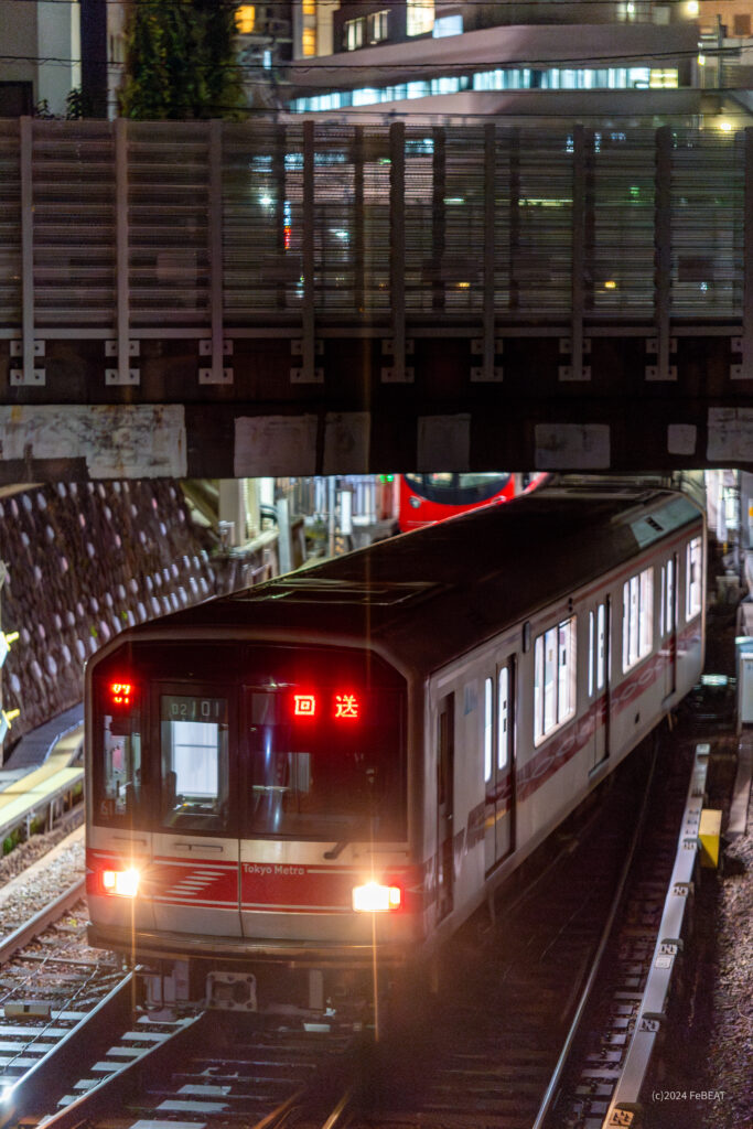 東京メトロ丸ノ内線の茗荷谷駅を出て小石川車両基地へと向かう02系