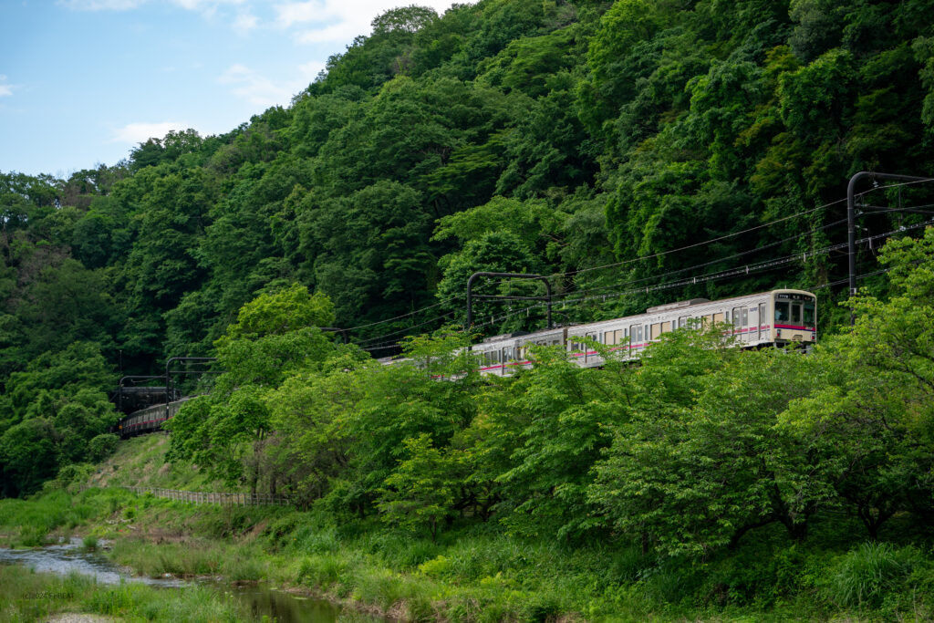 京王高尾線を高尾山口から高尾へと走る7000系