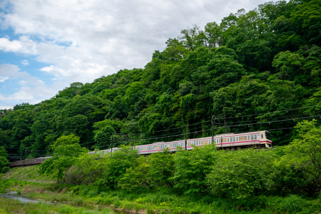 京王高尾線を高尾山口から高尾へと走る8000系