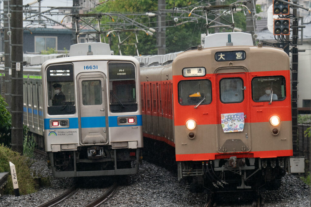 東武野田線を八木崎から豊春へと走る8000系動態保存車と離合する10030系