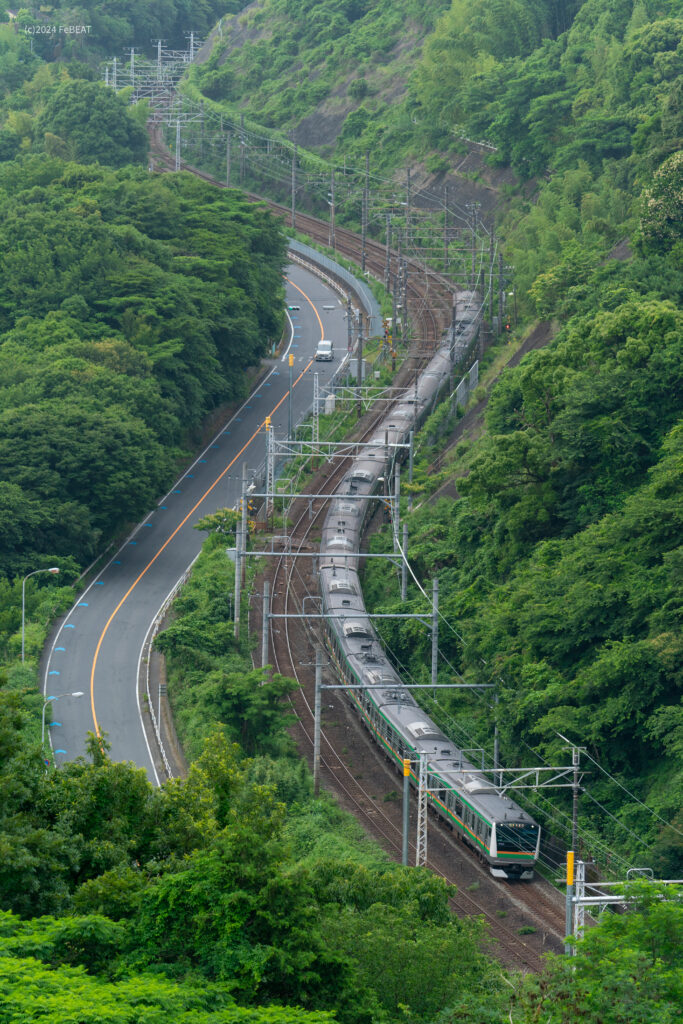 東海道本線を真鶴から根府川へと走るE233系