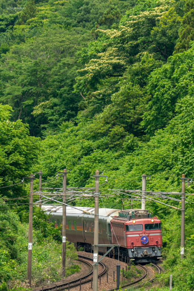 東北本線を白石から越河へと走るEF81形電気機関車が牽くE26系カシオペア