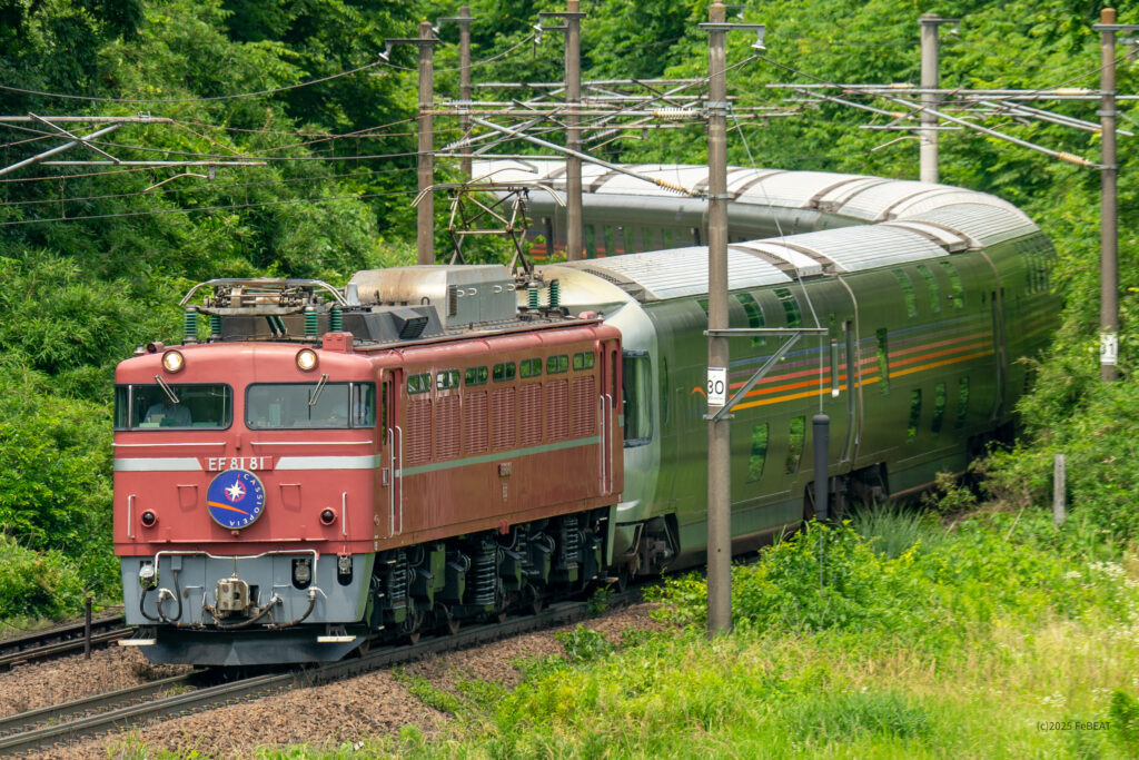 東北本線を白石から越河へと走るEF81形電気機関車が牽くE26系カシオペア