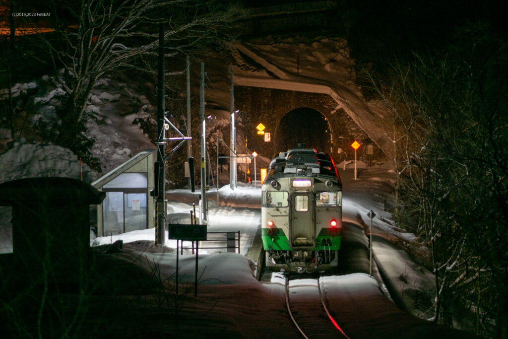 只見線の早戸駅に停車するキハ40系