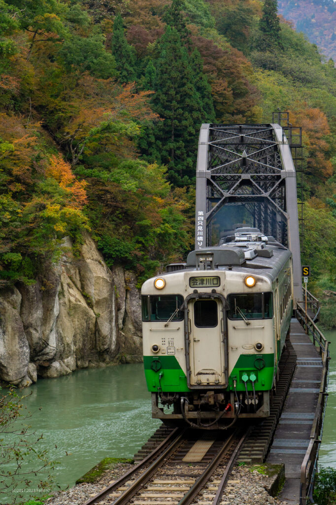 錦秋の第四只見川橋梁を渡り只見線を会津水沼から会津中川へと走るキハ40系