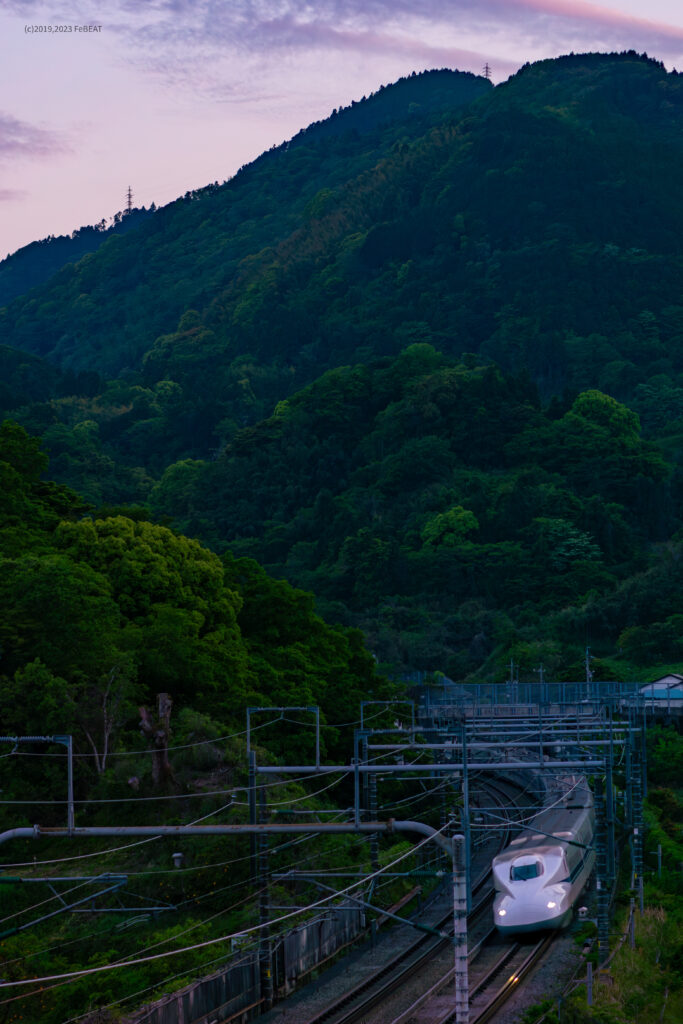 夕暮れの東海道新幹線を静岡から新富士へと走るN700系