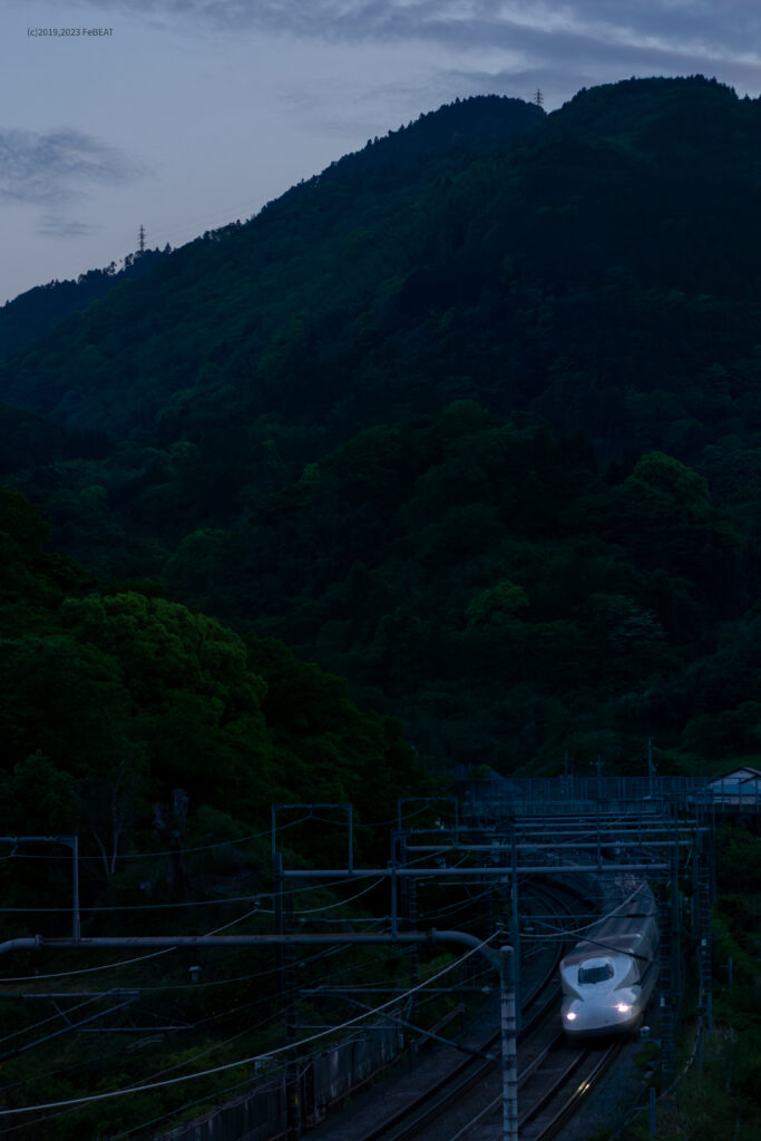 夕闇の東海道新幹線を静岡から新富士へと走るN700系