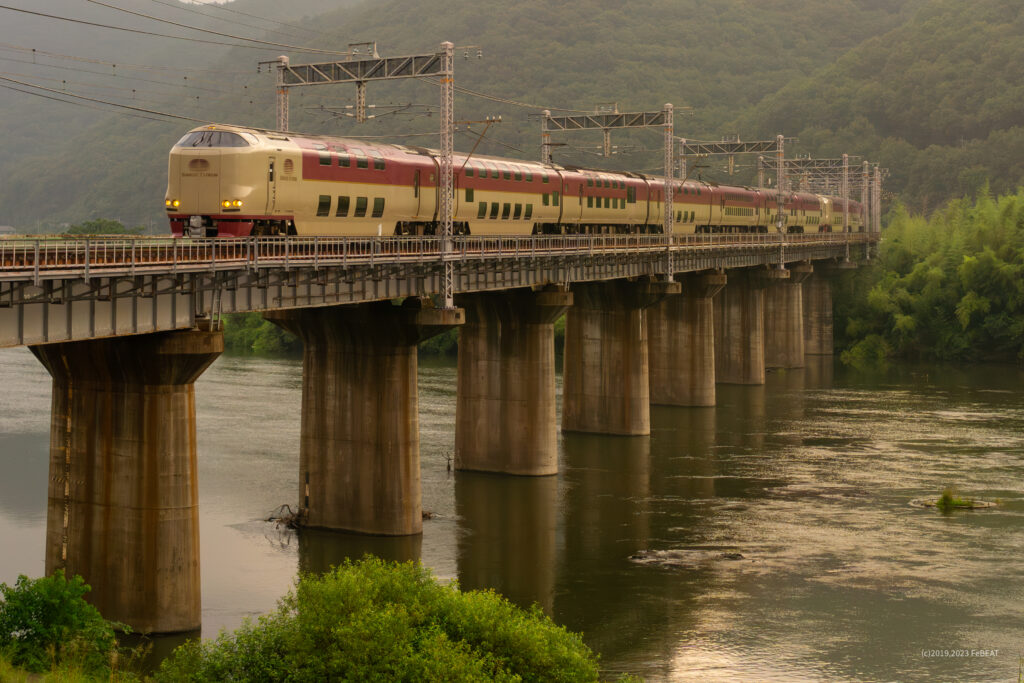 吉井川橋梁を渡り山陽本線を熊山から万富へと走る285系サンラインズエクスプレス