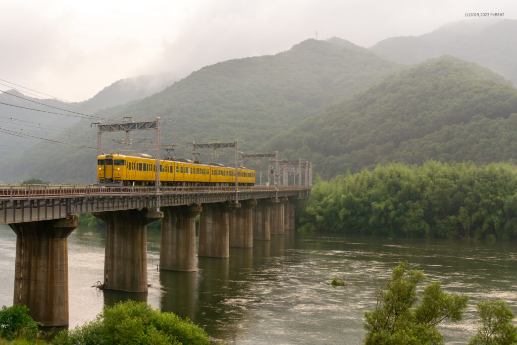 吉井川橋梁を渡り山陽本線を熊山から万富へと走る113系