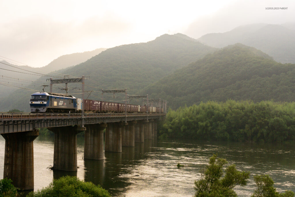 吉井川橋梁を渡り山陽本線を熊山から万富へと走るEF210形牽引のコンテナ貨物列車