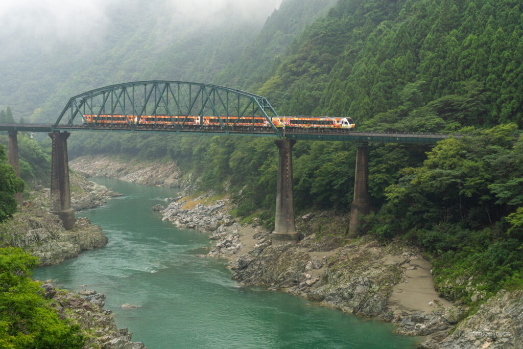 土讃線の小歩危〜大歩危で第2吉野川橋梁を渡る2000系アンパンマン列車