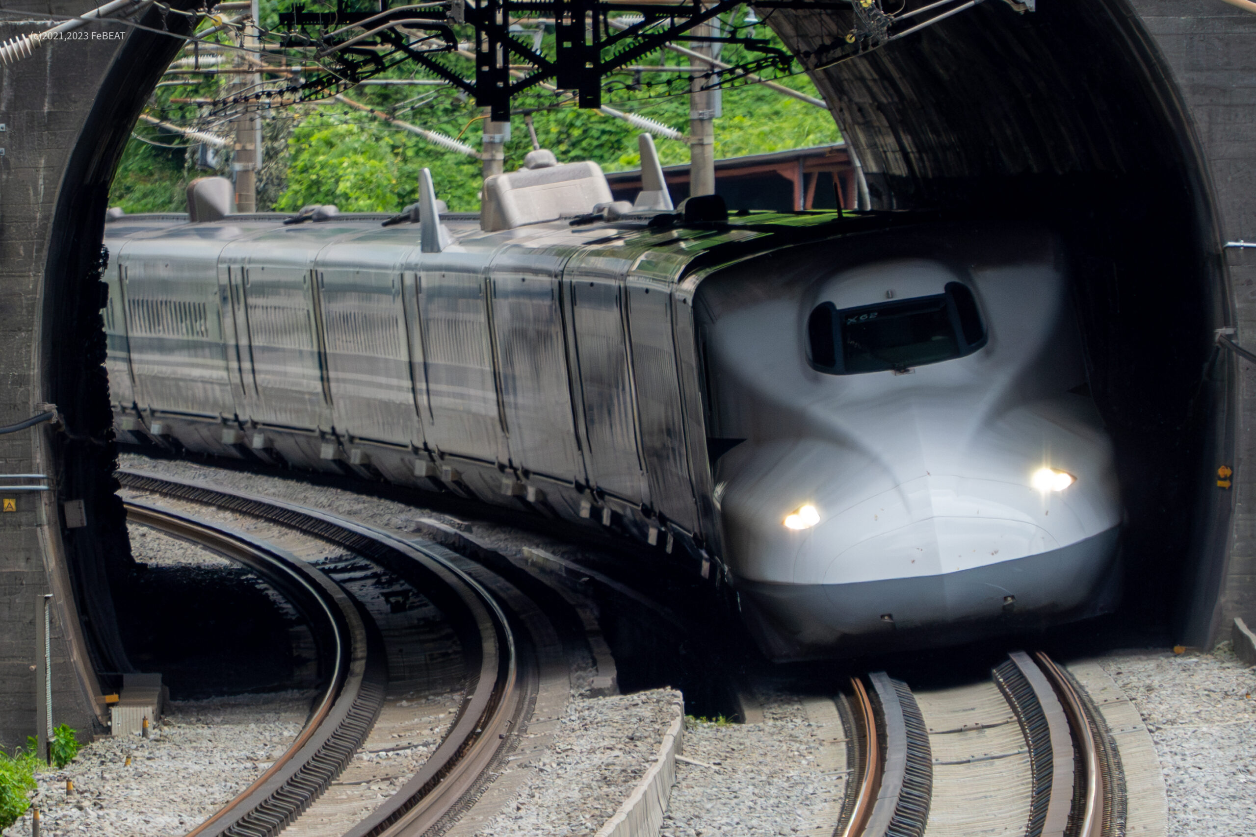 東海道新幹線 夏の風景 – イエローが抜けるトンネル | いろどりの鉄道 