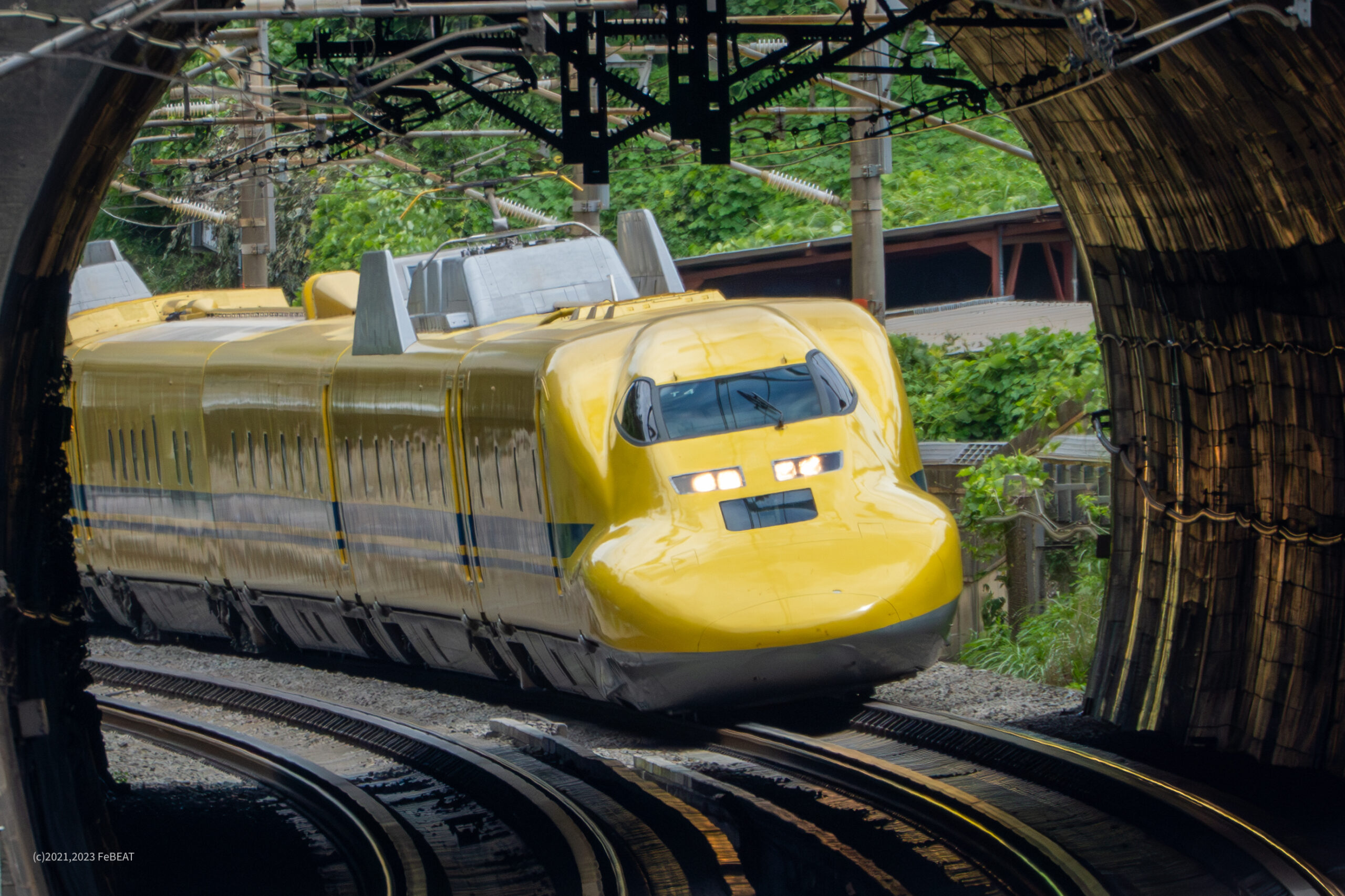 東海道新幹線 夏の風景 – イエローが抜けるトンネル | いろどりの鉄道 