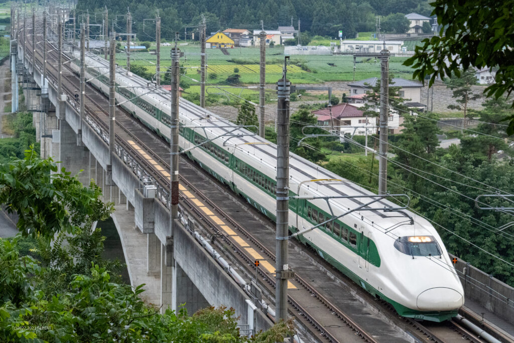 上越新幹線を高崎から上毛高原へと走るE2系「懐かしの200系カラー」編成