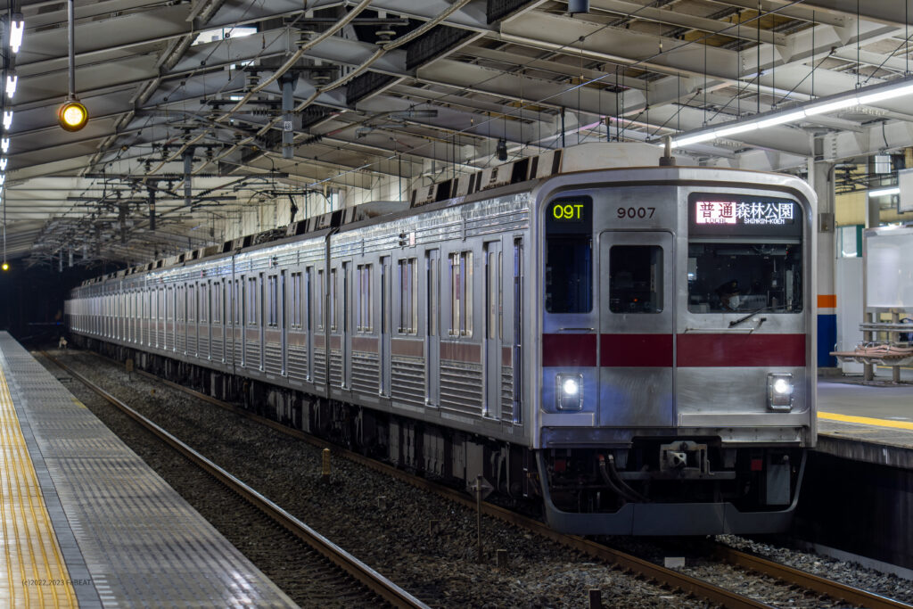 東武東上線のふじみ野駅に停車する9000系