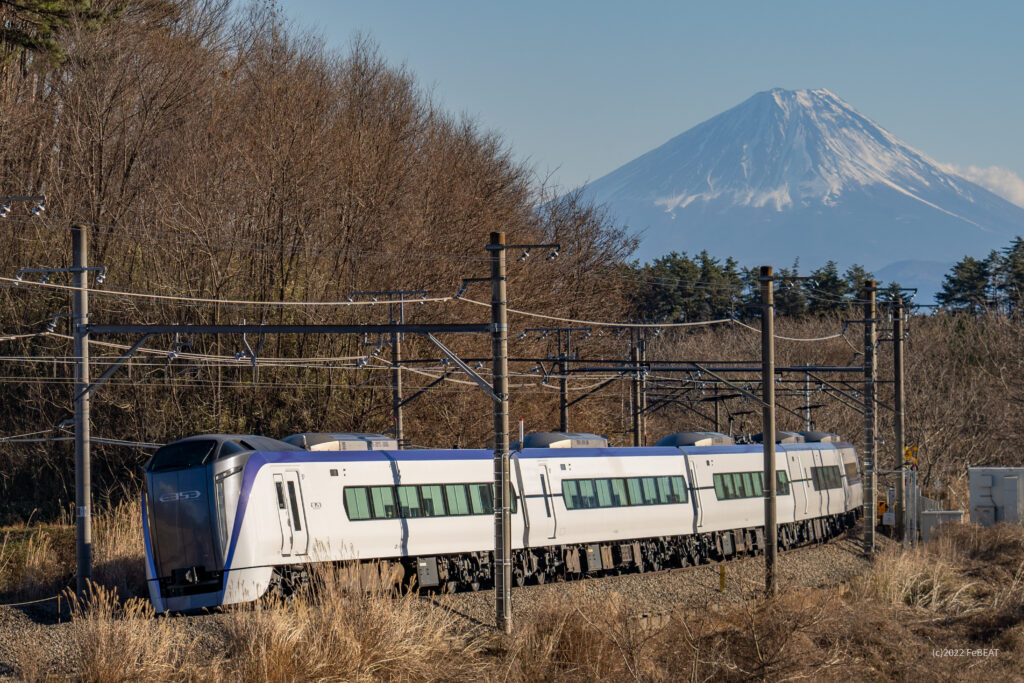 冠雪の富士山を背に中央本線を長坂から小淵沢へと走るE353系