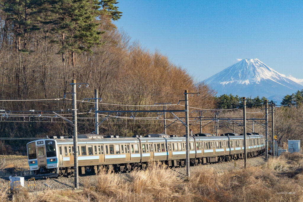 冠雪の富士山を背に中央本線を長坂から小淵沢へと走る211系