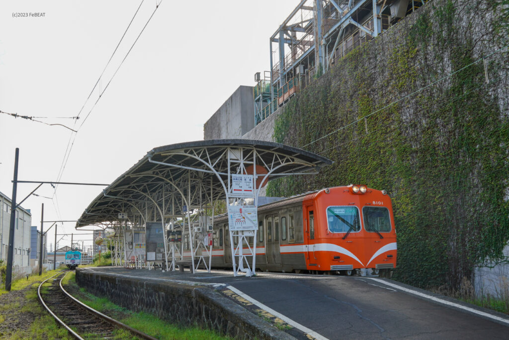 岳南鉄道線の本吉原駅を発車する7000形と8000形