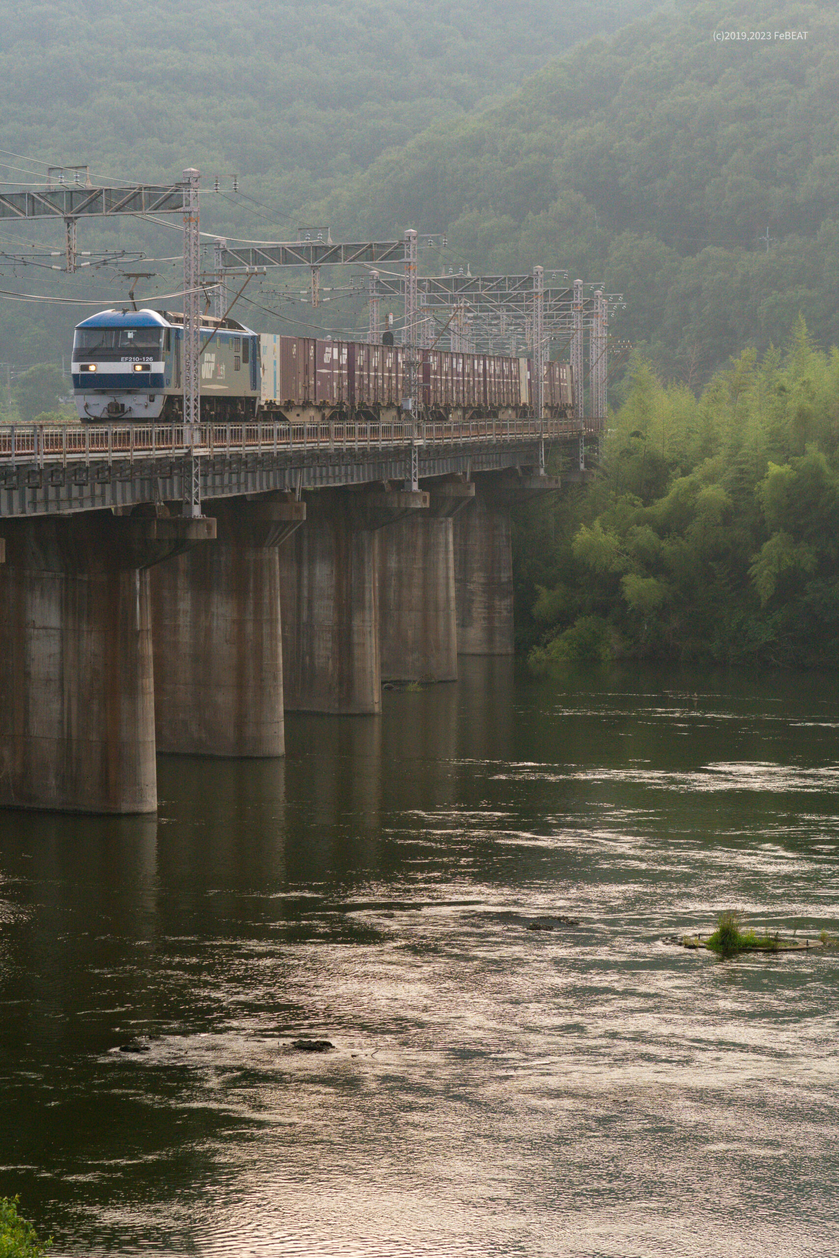 吉井川橋梁を渡り山陽本線を熊山から万富へと走るEF210形牽引のコンテナ貨物列車
