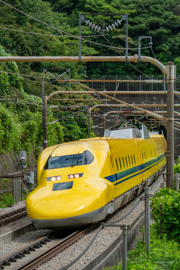 東海道新幹線を新横浜から小田原へと走る923形新幹線電気軌道総合試験車「ドクターイエロー」