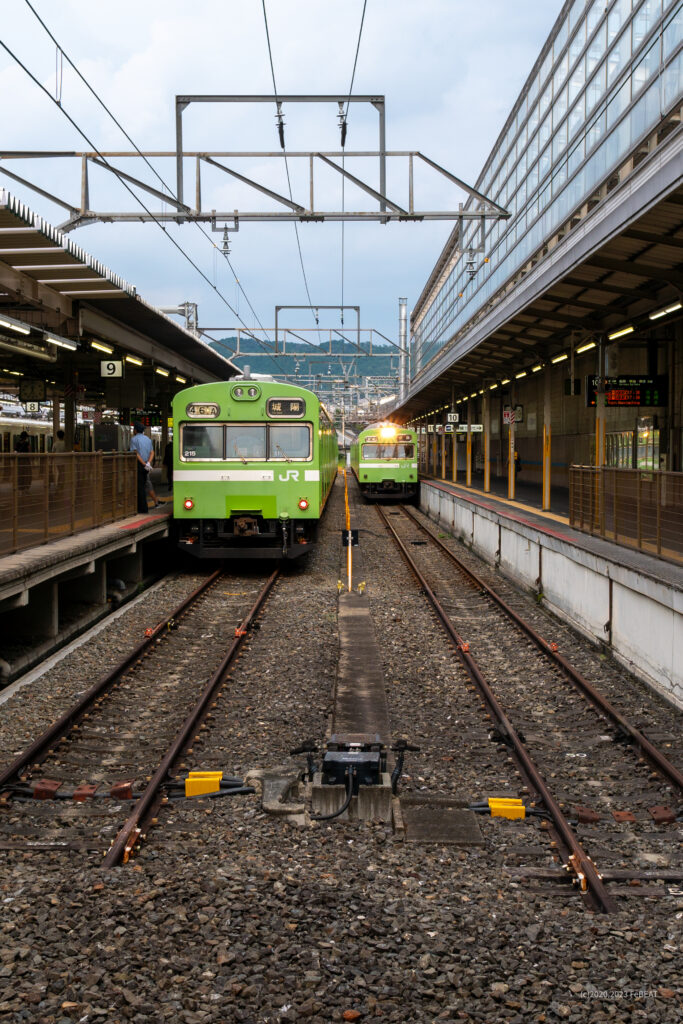 京都駅で並ぶウグイス色の103系