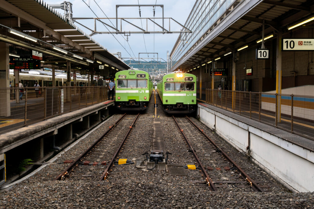 京都駅で並ぶウグイス色の103系