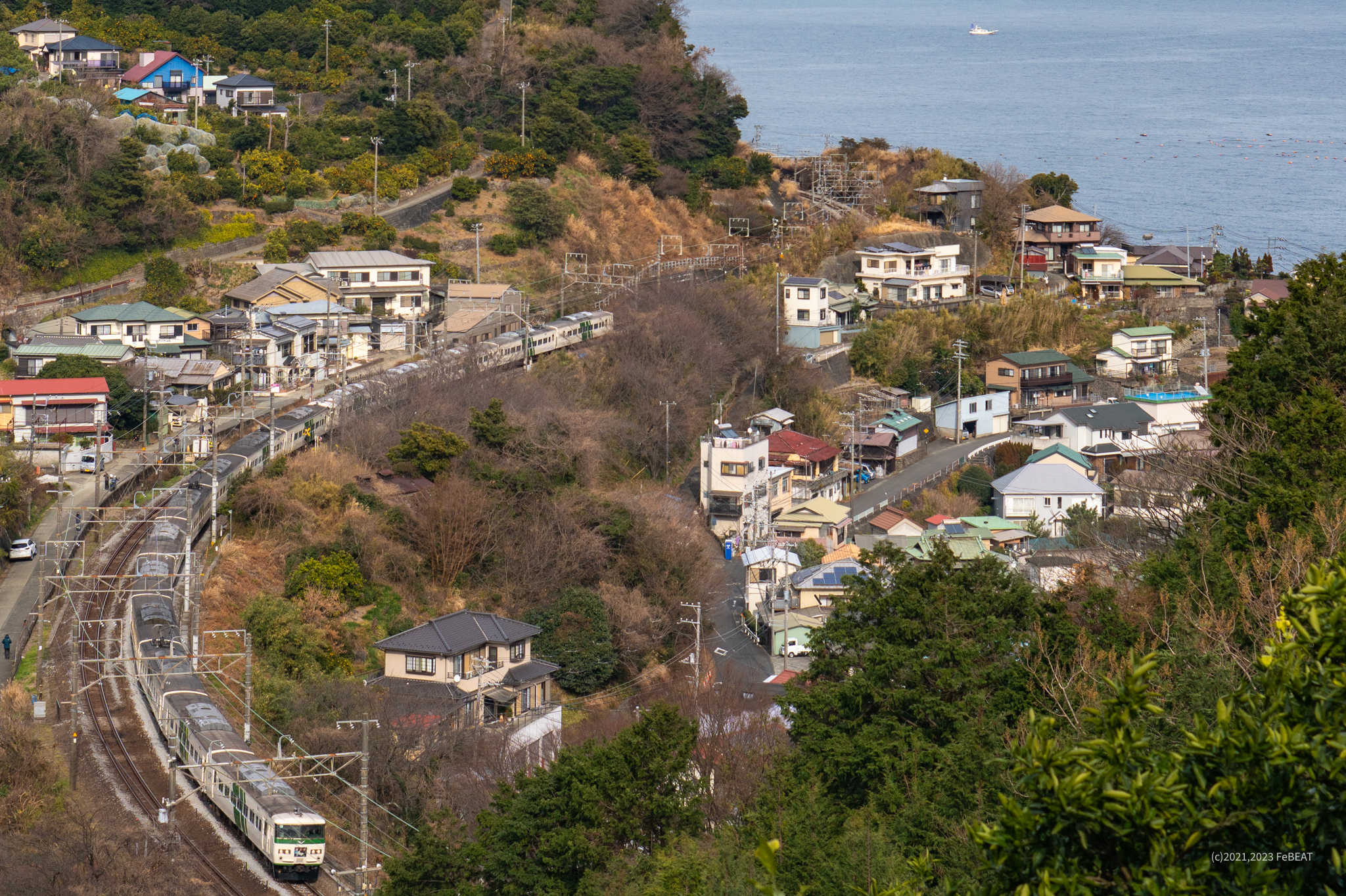 東海道本線を早川から根府川へと走る185系「踊り子」